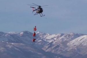 ユタ州上空にシカが3頭！調査のための移送が大胆すぎる