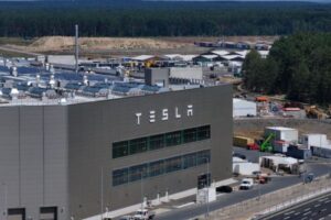 「テスラ」の工場で、エンジニアがロボットに襲われ負傷