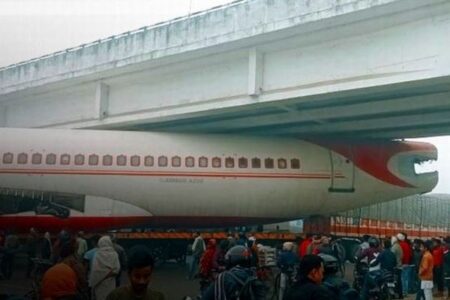 輸送中の巨大な飛行機が橋の下につっかえ、大渋滞が発生【インド】