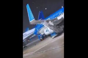 地上にいた旅客機が激しい風にあおられ、タラップをなぎ倒す【アルゼンチン】