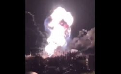 ウクライナ軍がロシアの揚陸艦を攻撃、激しい爆発を起こす【動画】