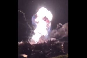 ウクライナ軍がロシアの揚陸艦を攻撃、激しい爆発を起こす【動画】