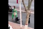 中国で「踊るカエル」の着ぐるみが話題に、インフルエンサーの仲間入り