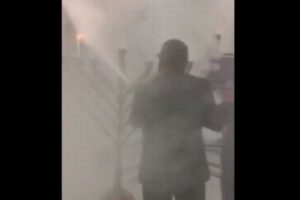 ポーランドの極右議員、「ハヌカ」の火を消すため、議会で消火器を噴霧する