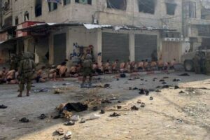 イスラエル軍が、パレスチナ人の男性を裸にして連行か？写真や動画が浮上