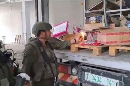 イスラエル兵が人道支援物資に火を放つ、動画が拡散