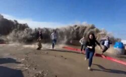 カリフォルニア州で高波、防波堤を超えて人を押し流す【動画】