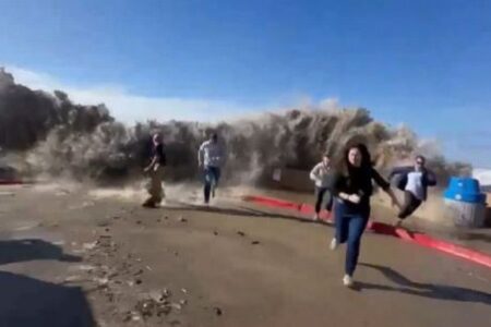 カリフォルニア州で高波、防波堤を超えて人を押し流す【動画】