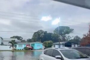 2つの火の玉が電線に沿って移動、住民が奇妙な光景を目撃【動画】