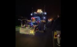 100台のトラクター、クリスマスのイルミネーションで飾られて行進【イギリス】