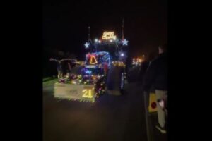 100台のトラクター、クリスマスのイルミネーションで飾られて行進【イギリス】