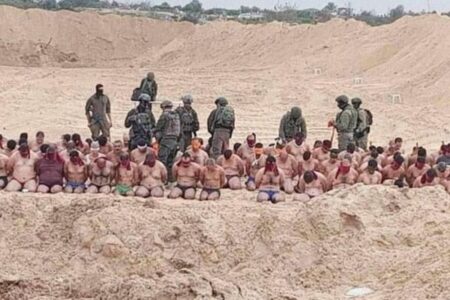 イスラエル軍がガザ地区で、民間人の男性らを裸にして拘束・連行していた