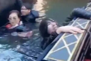 ベネチアで観光客がゴンドラの上で自撮り、座らなかったため転覆