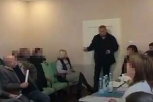 ウクライナ西部の村議会で、議員が手榴弾を投げて爆発、26人が負傷