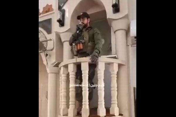 イスラエル兵がモスクへ入り「ハヌカ」の歌を歌う、動画が拡散