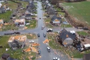 竜巻に吸い込まれた生後4カ月の幼児、奇跡的に一命をとりとめる