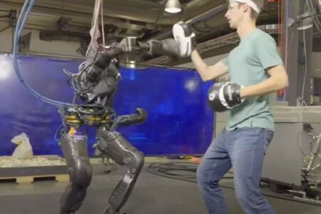 人間とボクシングする、遠隔操作型のアバター・ロボットを開発【動画】