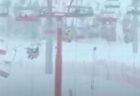 中国のスキーリゾートで強風が吹き荒れ、リフトが激しく揺れる