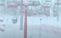中国のスキーリゾートで強風が吹き荒れ、リフトが激しく揺れる