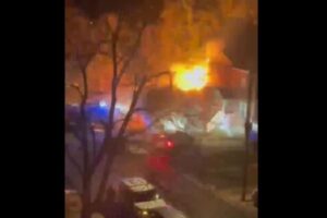 警察が捜査中、突然家が大爆発し、炎に飲み込まれる【アメリカ】