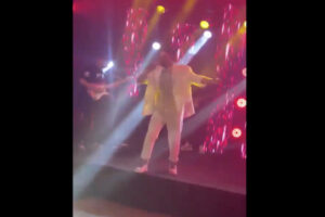 ゴスペルシンガーがコンサート中に倒れステージ上で死亡、生配信される