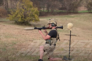 ロケットランチャーを撃ったユーチューバー、暴発して顔面に炎を受ける様子をスローモーション録画