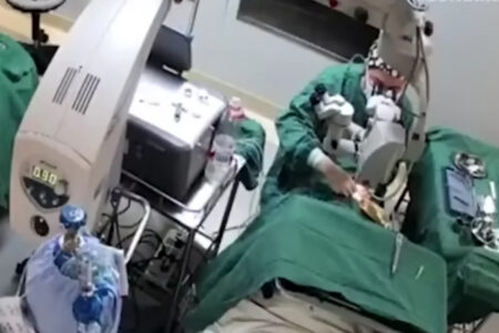 手術中の患者を殴る中国の医師、映像流出で物議に
