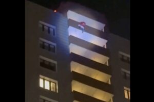 サンタが24階から落下、イベントの演出だと思った客から笑いと歓声