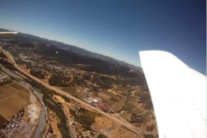 飛行機から落ちたスマホカメラが養豚場に着地、録画映像が面白いと話題に