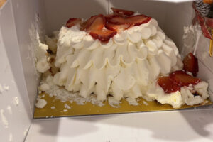 高島屋の「崩れたケーキ」のニュースが、海外でも報じられる