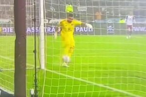 独のサッカーでキーパーが痛恨のミス、最悪のオウンゴールをしてしまう【動画】