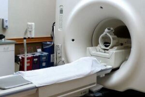 MRIの検査室に銃を持ち込んだ女性、暴発しお尻にケガ