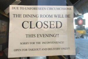 ピザハットの張り紙に誤字、「予期せぬ割礼」と表示してしまう【カナダ】