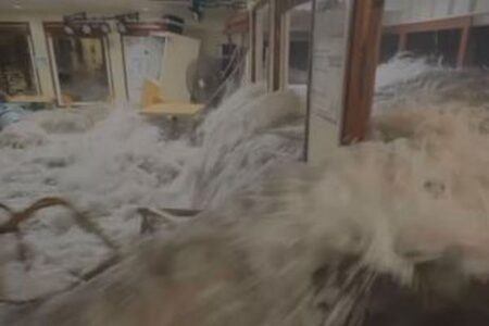 マーシャル諸島で謎の大波が発生、米軍基地内にも大量に流れ込む【動画】