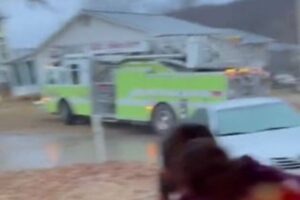 大きな消防車が凍結した道路でスリップ、何度も回転してしまう【動画】