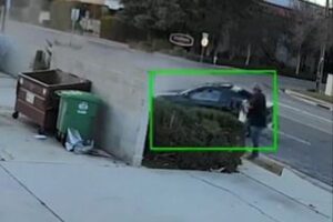 郵便物をチェックしていた男性、制御不能になった車を間一髪避ける