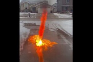 炎で道路の雪を解かしていたら…小さな火災旋風が発生【動画】