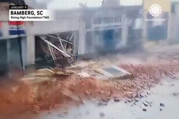 竜巻により建物が一瞬で倒壊、撮影された映像がショッキング