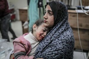 ガザ地区南部の病院付近で、イスラエル軍の攻撃により40人が死亡
