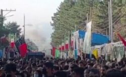 イランで追悼式典の最中に爆発、95人以上が死亡、多数が負傷