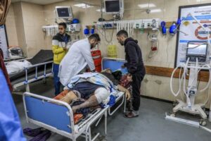 ガザ地区中部の病院付近にイスラエル軍が空爆、40人以上が死傷
