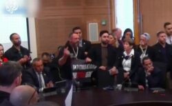 人質にされたイスラエル人の家族が議会に乱入、怒りをぶちまける