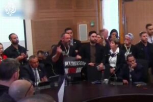 人質にされたイスラエル人の家族が議会に乱入、怒りをぶちまける