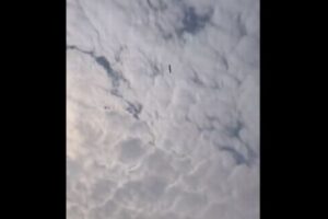中国のロケットが打ち上げ後に落下、住民が撮影した動画が恐ろしい