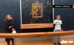 ルーブル博物館の「モナ・リザ」に、2人の女性活動家がスープを浴びせる