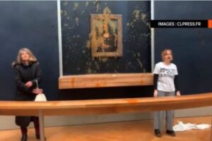 ルーブル博物館の「モナ・リザ」に、2人の女性活動家がスープを浴びせる