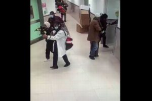 ヨルダン川西岸地区の病院を、イスラエル兵が医療関係者に変装して襲撃