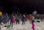 スコットランドで大規模な雪合戦を開催、300人以上が楽しく雪を投げ合う