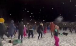 スコットランドで大規模な雪合戦を開催、300人以上が楽しく雪を投げ合う