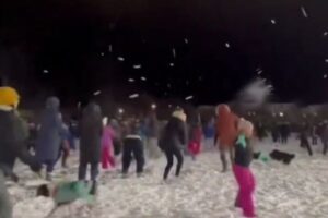 スコットランドで大規模な雪合戦を開催、300人以上が楽しく雪を投げ合う
